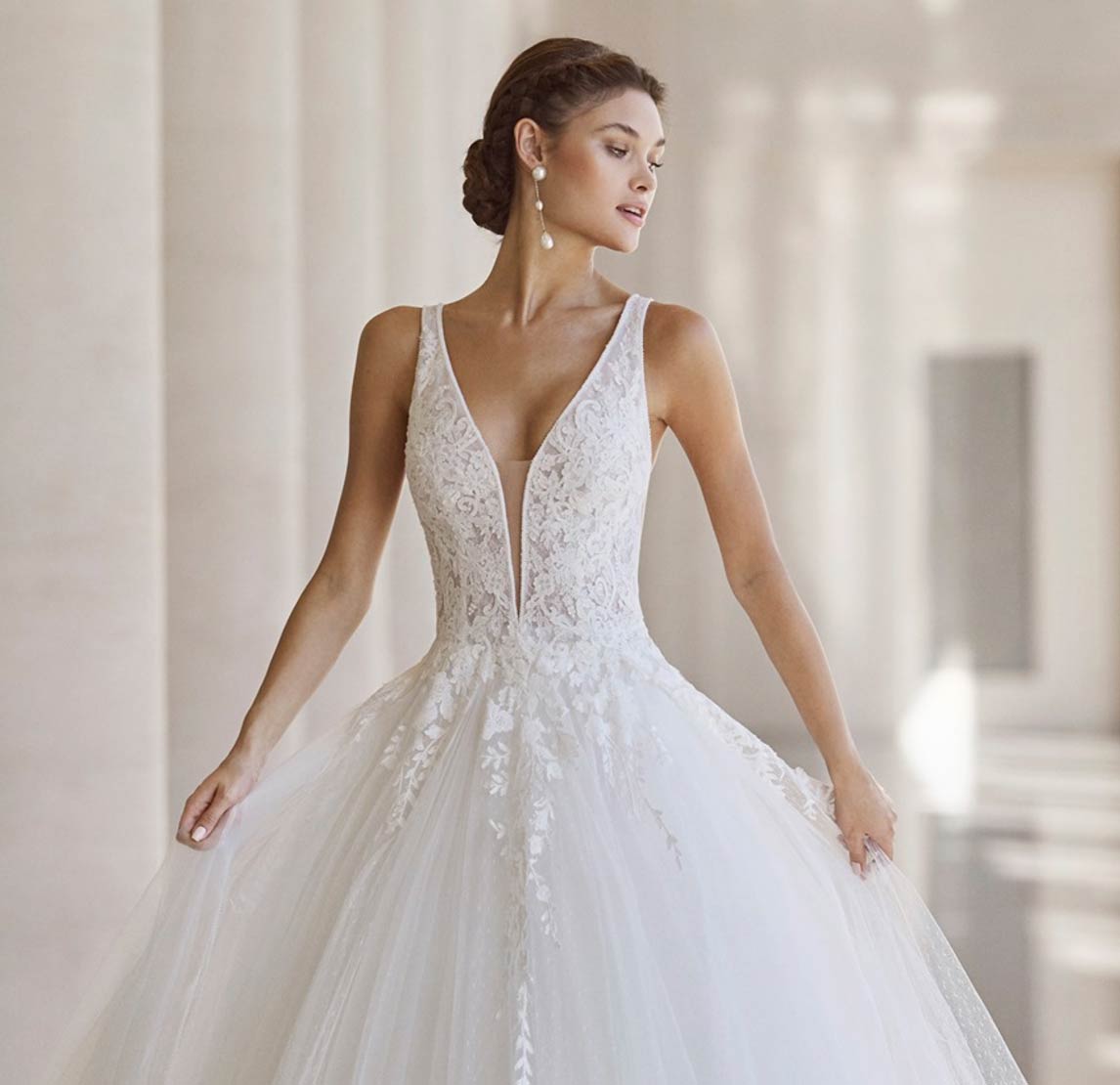 Model wearing a white gown by Rosa Clará
